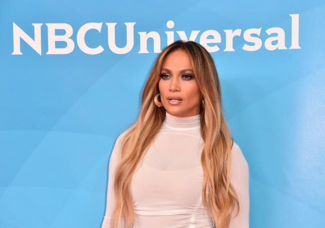 Jennifer Lopez mostra il suo primo scatto ufficiale dal set di Hustlers Jennifer Lopez