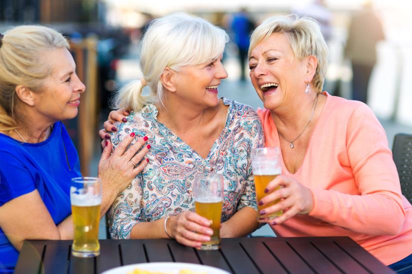 Delle donne anziane vebono birra Amiche che bevono birra
