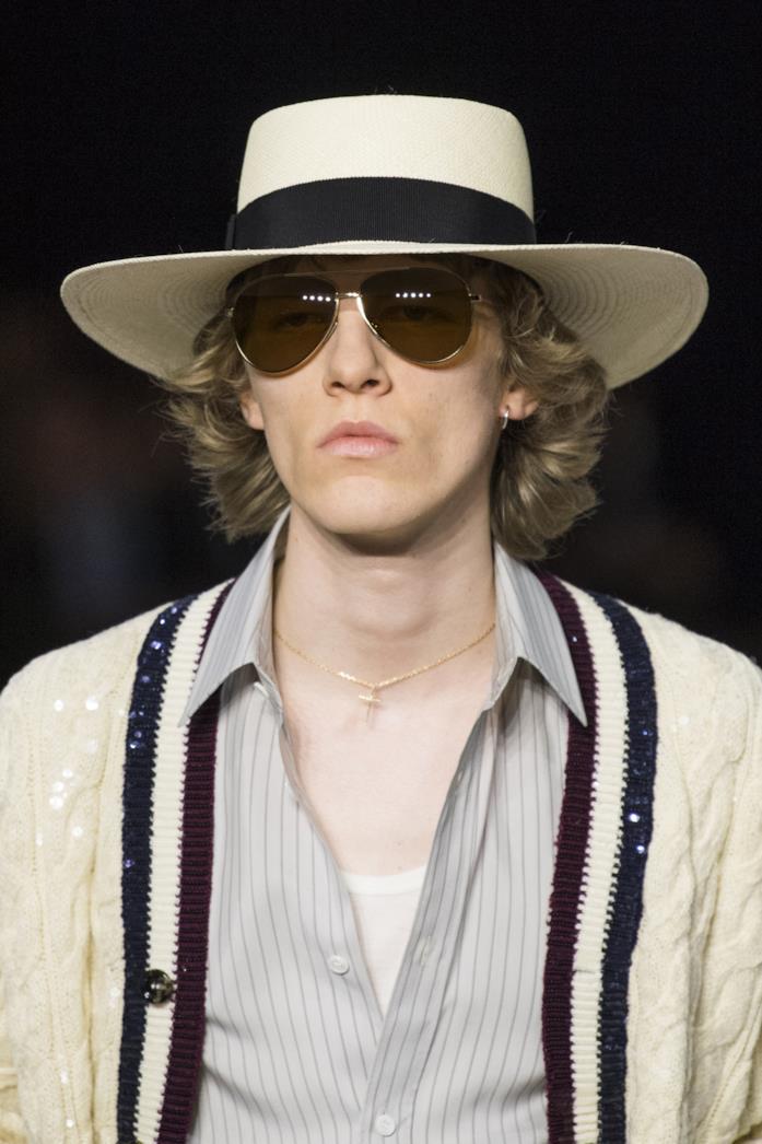 Cappello in paglia, camicia a righe e maxi cardigan da Celine Cappello in paglia, camicia a righe e maxi cardigan per la PE 2020