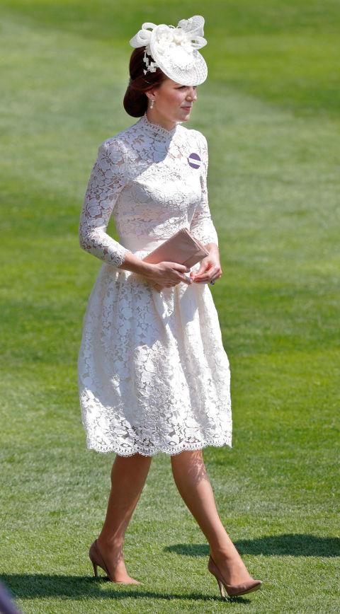 Kate Middleton con un abito in pizzo di Alexander McQueen Kate Middleton al Royal Ascot nel giugno del 2017