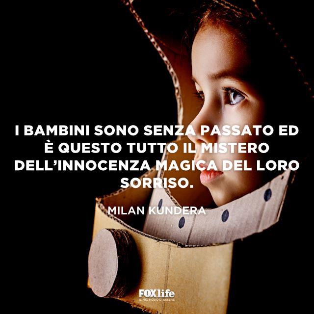 Frase Kundera Primo piano di bambino vestito da astronauta