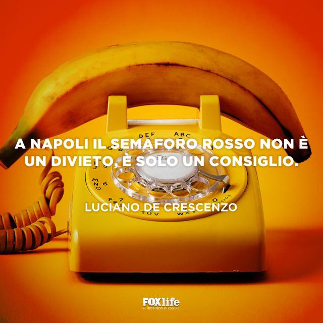Frase semaforo a Napoli Luciano De Crescenzo Telefono con una banana al posto della cornetta