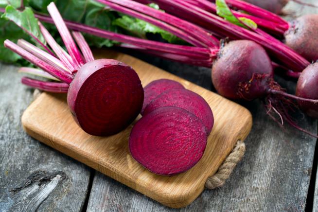 Barbabietole rosse Verdura rossa sopra il tagliere