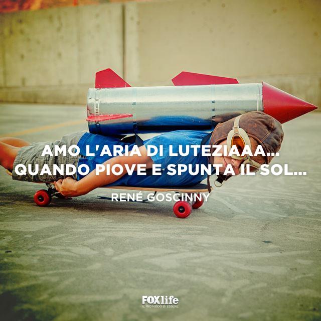Frase lutezia Bambino con un razzo finto sulla schiena