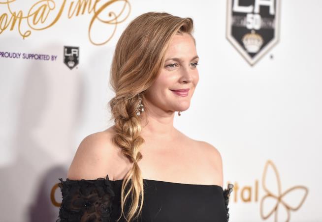 Drew Barrymore conquista i fan con uno scatto acqua e sapone Drew Barrymore sorridente sul red carpet
