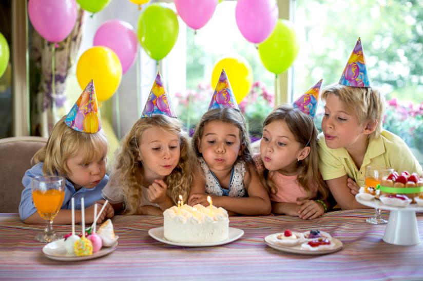 Come organizzare in maniera facile una festa per bambini Bambini che spengono le candeline