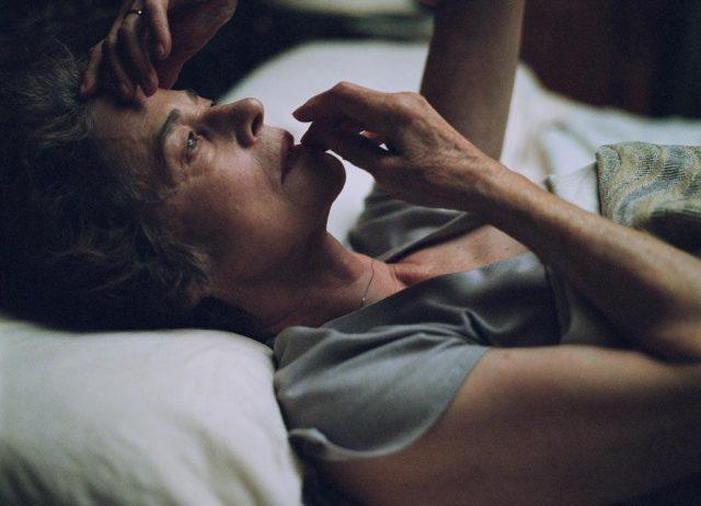 Charlotte Rampling, Coppa Volpi a Venezia per Hannah Hannah distesa sul letto