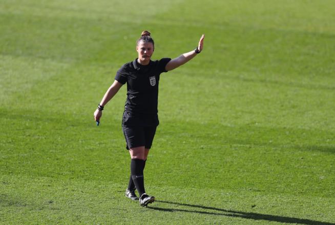 Per il telecronista, l'arbitro donna 'è uno schifo'. E ora rischia Arbitro donna inglese