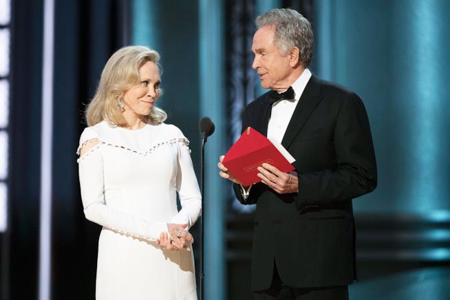 Warren Beatty e Faye Dunaway agli Oscar 2017 Warren Beatty e Faye Dunaway sul palco degli Oscar 2017