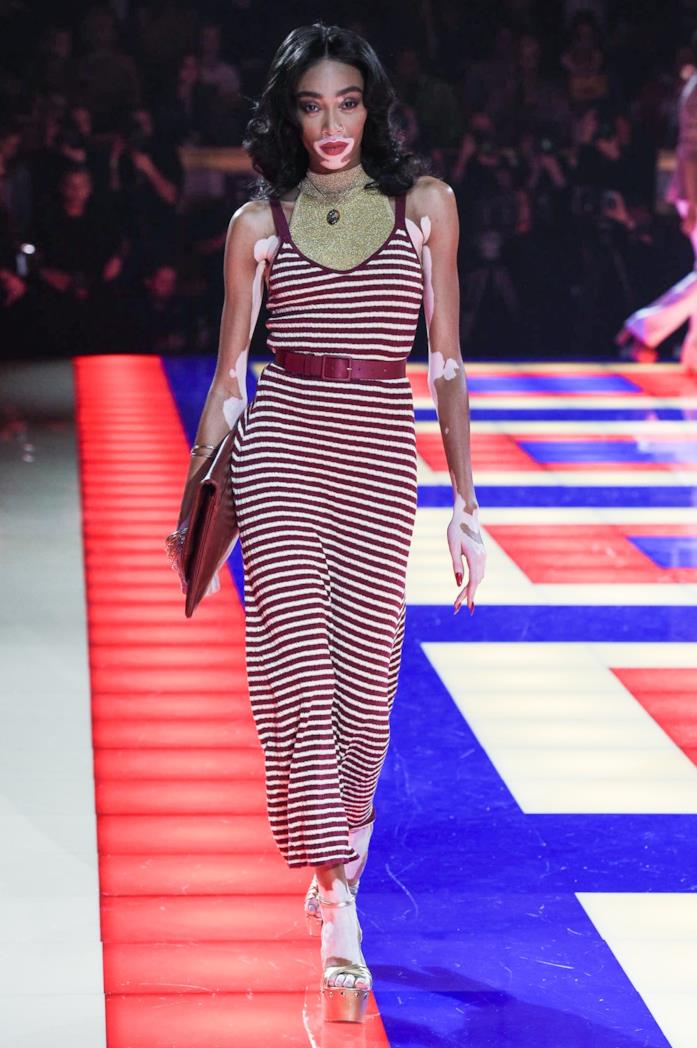 Sfilata Tommy Now Un look della sfilata Tommy Now