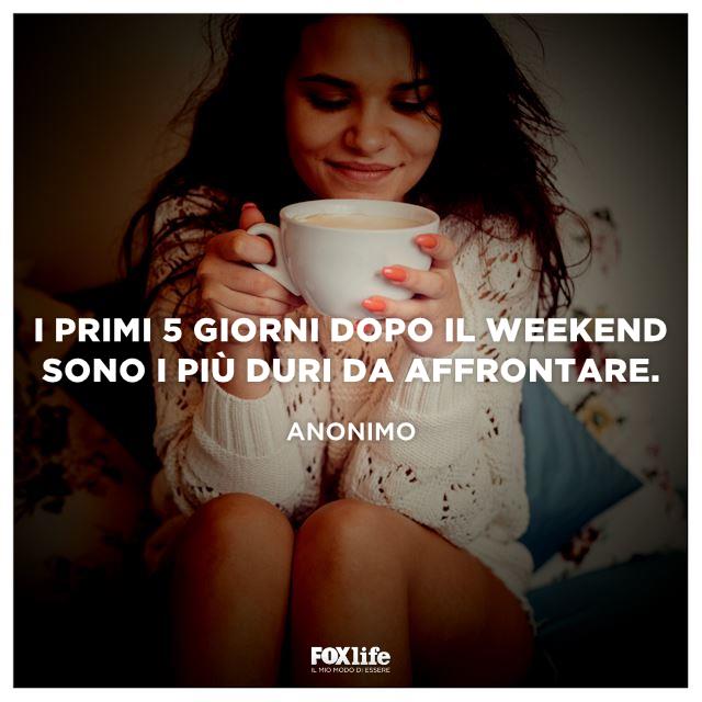 Weekend troppo lontano Ragazza seduta sul letto sorseggia il cappuccino