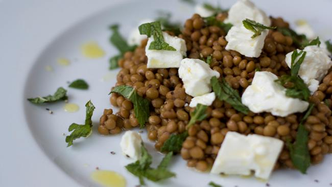 Insalata di lenticchie olio e formaggio Lenticchie condite con olio e formaggio