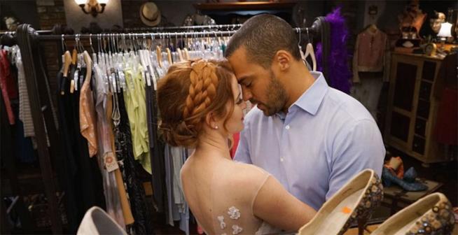 Sarah Drew parla della puntata su April e Jackson in Grey's Anatomy Jackson e April mentre scelgono il vestito da sposa per il matrimonio