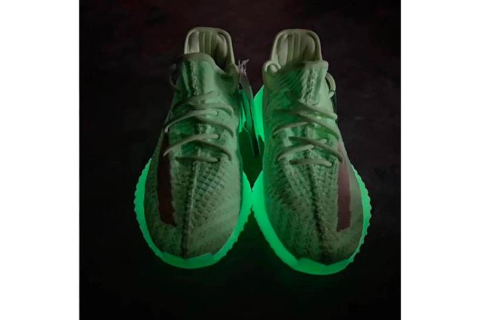 YEEZY boost 350 v2 Glow-In-The-Dark Suola fosforescente YEEZY boost 350 v2 Glow-In-The-Dark