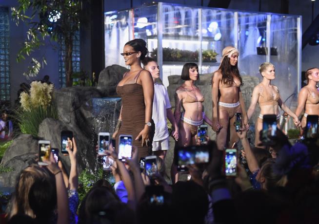 Rihanna domina la New York Fashion Week con la nuova collezione Savage X Fenty Rihanna
