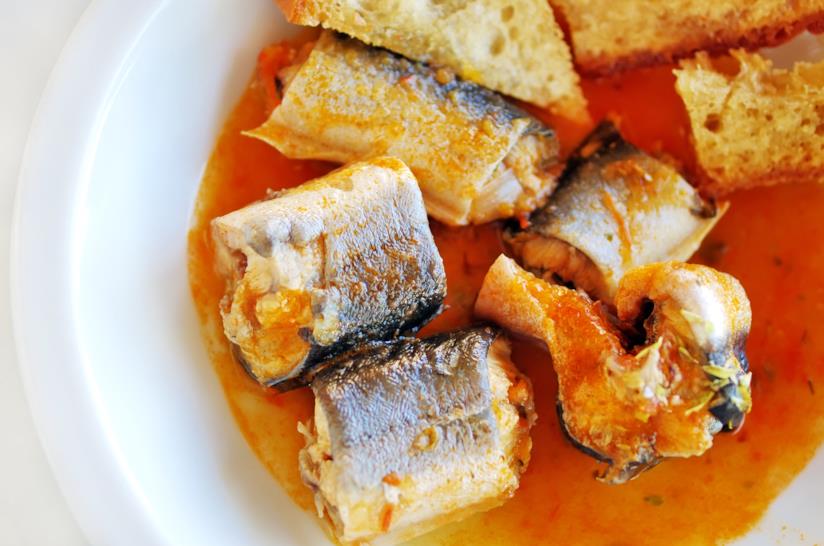 Anguilla in umido: la ricetta con la passata di pomodoro Anguilla in umido