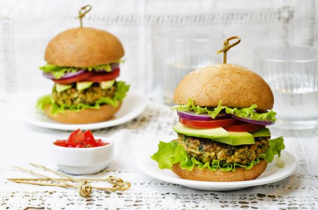 Hamburger di ceci e salsa allo yogurt Hamburger di ceci con salsa