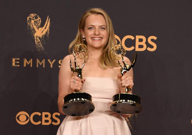 Elisabeth Moss e l'outfit femminista agli Emmy 2017 Elisabeth Moss in primo piano