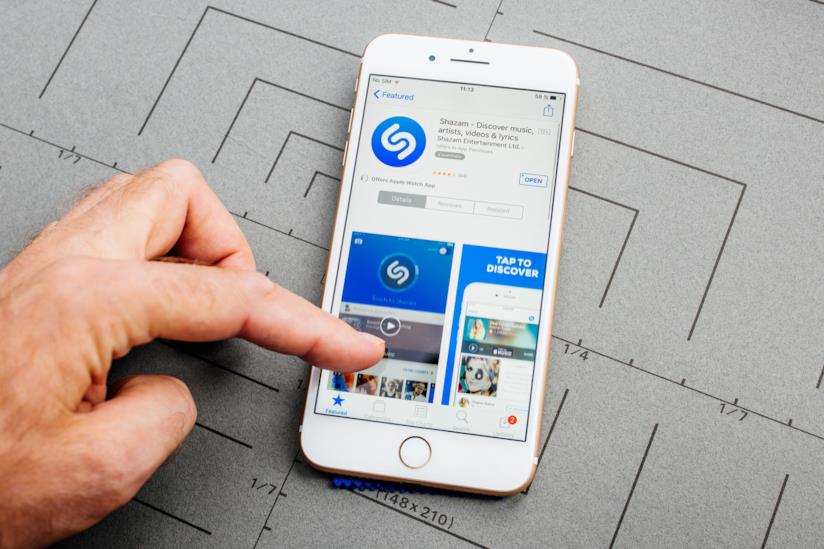Con "Pop Up Shazam", l'app per riconoscere brani musicali lavorerà anche in background. Uno smartphone con Shazam.
