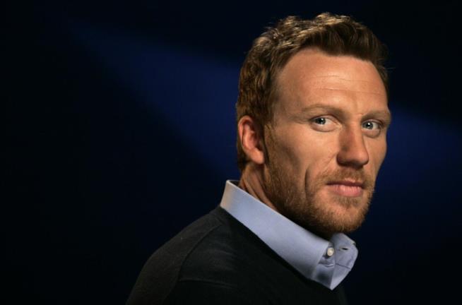 Kevim McKidd parla del futuro di Grey's anatomy al al Festival della Tv di monte Carlo Kevin McKidd con camicia blu e golfino nero