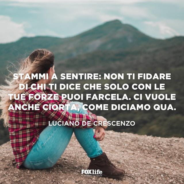 Frase fiducia Luciano De Crescenzo Ragazza seduta in cima a una montagna