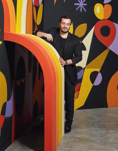 Manuel Arnaut Manuel Arnaut in una stanza di pannelli colorati
