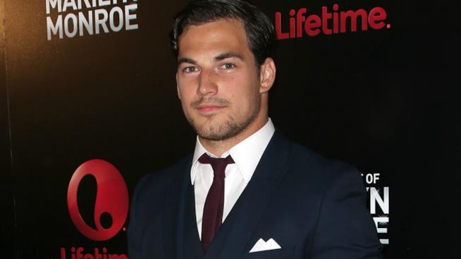 L'attore di Grey's Anatomy Giacomo Gianniotti ci chiede un aiuto per sostenere i senzatetto tramite donazione Giacomo Gianniotti sul red carpet in giacca e cravatta