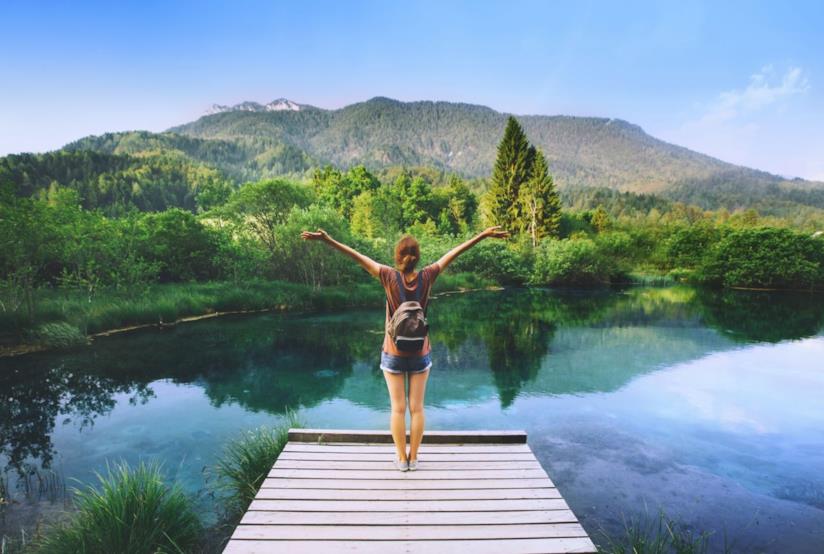 Una donna che viaggia da sola Una donna su un pontile