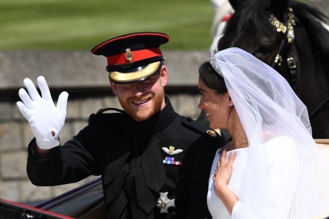 Il Principe Harry emoziona il web con la sua alta uniforme Harry e Meghan