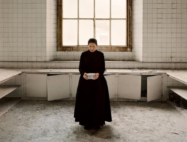 Holding the Milk di Marina Abramovic in mostra ad Alba Holding the Milk