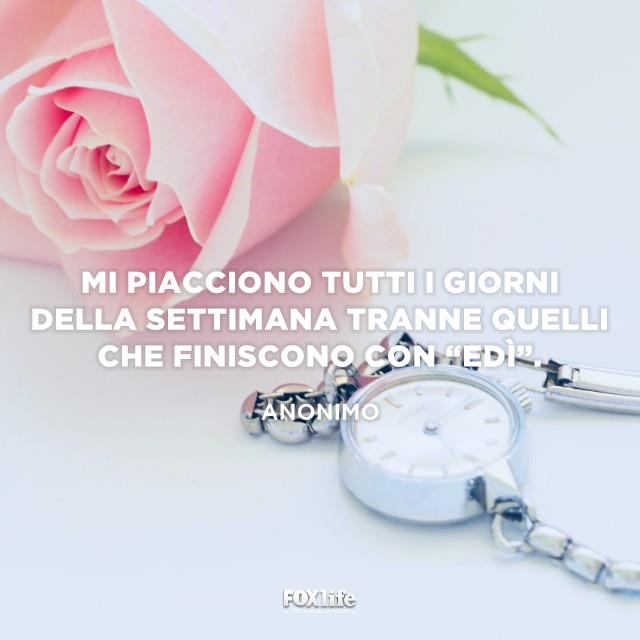 Giorni della settimana che non piacciono Orologio su un tavolo