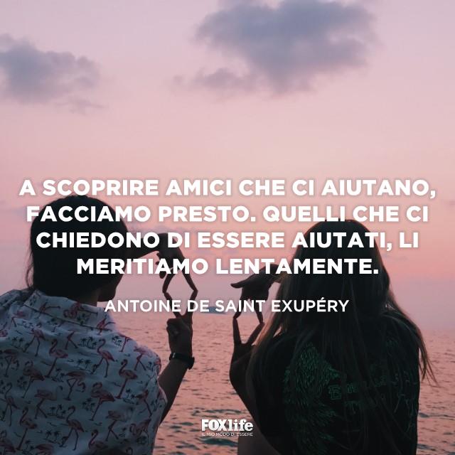Gli amici aiutano Ragazze in riva al mare