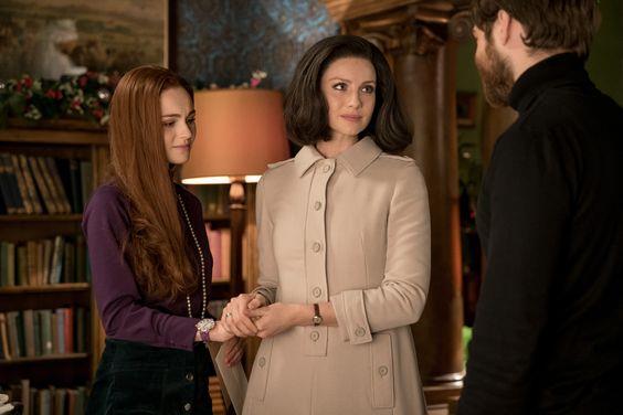 Recensione della 3x05 di Outlander Claire stringe le mani di Brianna mentre parla con Roger