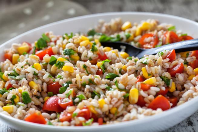 Insalata di orzo con pomodorini, mais e olio al basilico Insalata di orzo con pomodorini, mais, carote e basilico