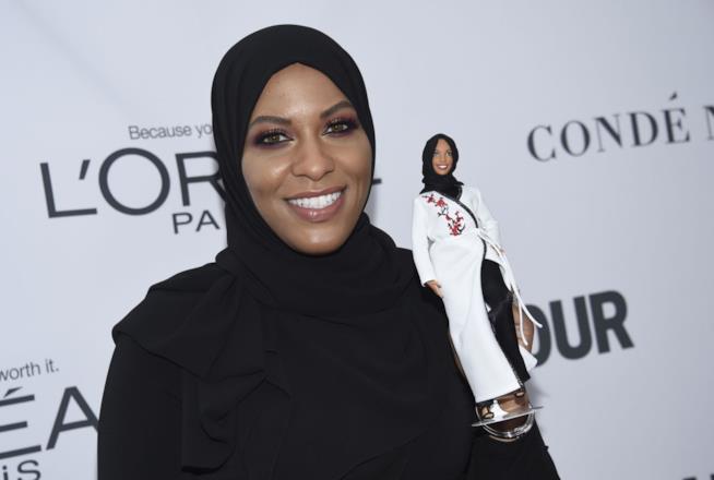 Mattel lancia sul mercato la prima Barbie con il velo islamico Ibtihaj Muhammad con la Barbie con il velo a lei ispirata
