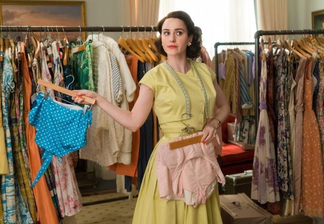 Mrs Maisel e l'abito giallo L'abito monocolore giallo di Mrs Maisel