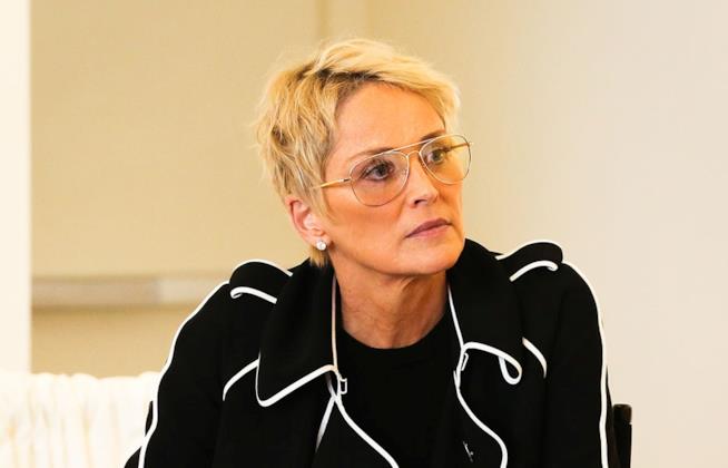Sharon Stone alla conferenza della Women's Brain Health Initiative Sharon Stone con occhiali e abito nero