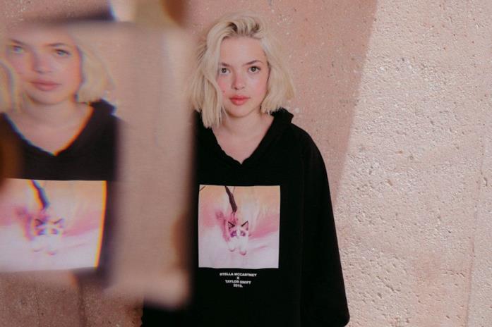 Stella McCartney e Taylor Swift presentano la loro collezione fashion Felpa con stampa gatto