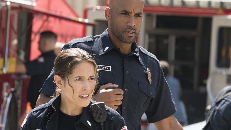 Andy e Sullivan in un'immagine da Station 19 Sullivan ed Andy in un'immagine da Station 19