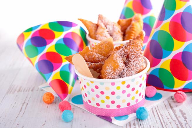 Frittelle di Carnevale con impasto insaporito con cognac e limone Frittelle di Carnevale