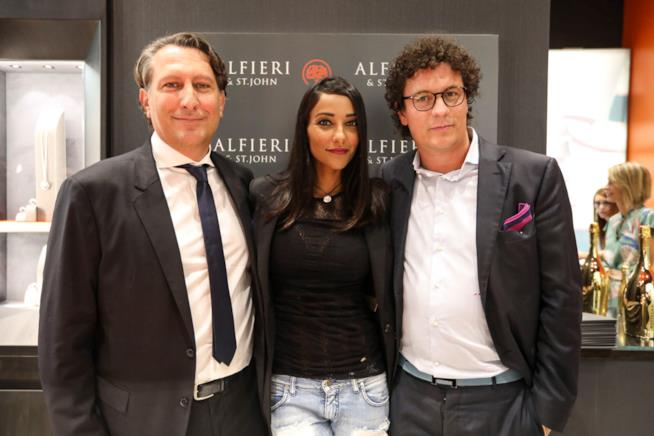 Alfieri & St. John crea un gioiello a sostegno della ricerca Juliana Moreira mostra il ciondolo Alfieri & St. John