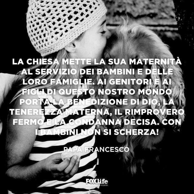 Frase Papa Francesco Bambina bacia il suo cagnolino