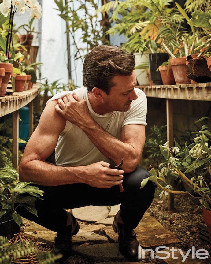 Jon Hamm ha posato per InStyle I muscoli d'acciaio di Jon Hamm su InStyle