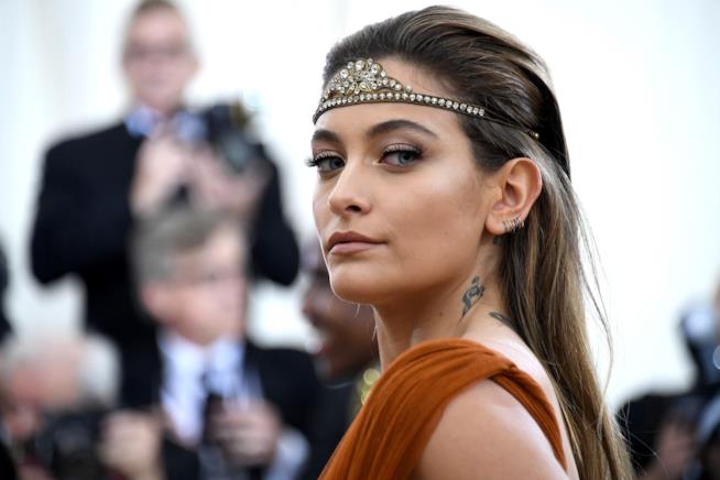 Paris Jackson ha pulito una stella della Walk of Fame di un omonimo di suo padre Paris Jackson