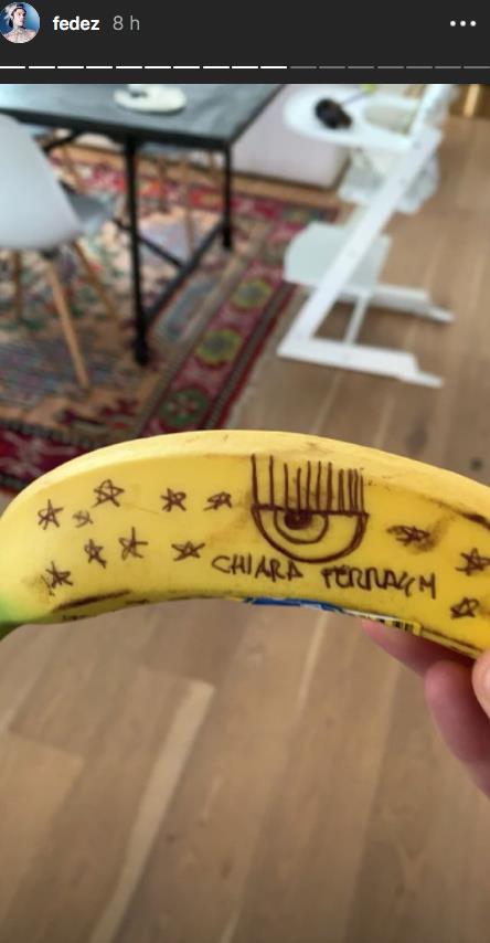 Chiara Ferragni firma per Evian acqua da 8 euro a bottiglia: è polemica Fedez su Instagram Story mostra una banana griffata Chiara Ferragni