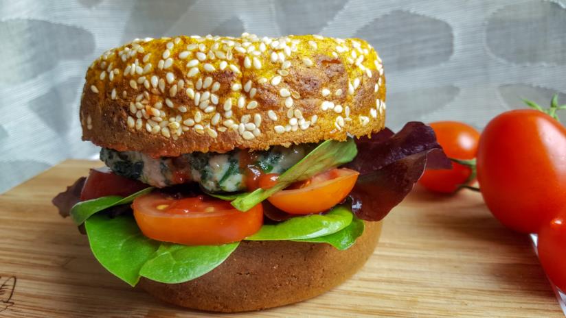 Panino pancake Pane ai semi di sesamo ripieno di carne e verdura