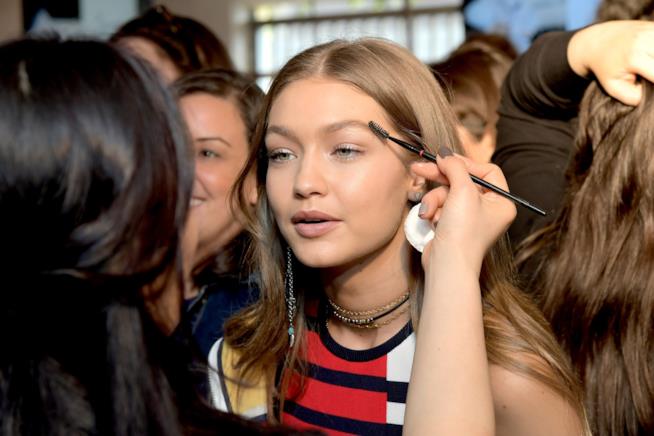 Gigi Hadid e la capsule per Tommy Hilfiger Gigi Hadid in un backstage Tommy hilfiger