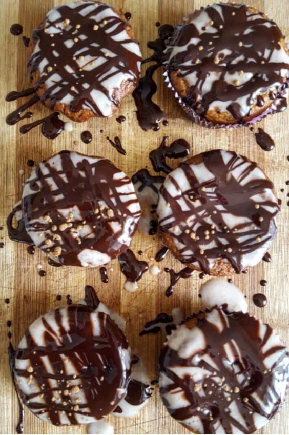 Cupcake di zucca al profumo di arancia Tortini coperti di crema bianca e cioccolato