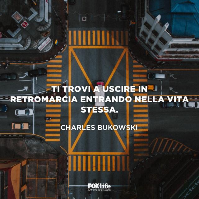 Frase che parla della vita Traffico ripreso dall'alto