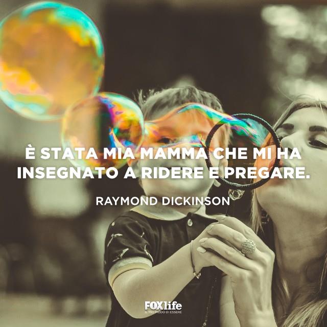 Citazione Raymond Madre fa le bolle di sapone con il figlio